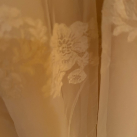 Ivory wedding gown. Size 6 - Picture 3 of 13